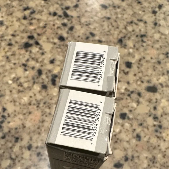 r.e.m. beauty Plumping Lip Gloss - Away Message & Waterfalls - Picture 3 of 4